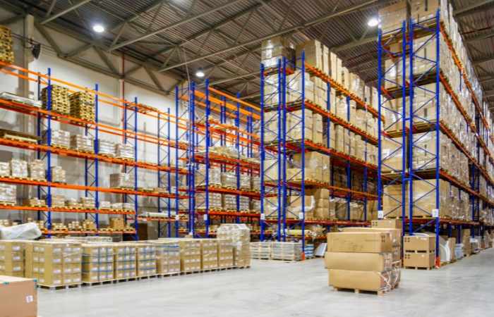Préparation de commandes 3PL accélérée grâce au stockage en allées étroites automatisé